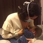 Mientras la madre no se sienta incapacitada, no se recomienda retirar la lactancia materna. Debe hacer uso de mascarilla y lavarse frecuentemente las manos