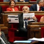El portavoz de Ciudadanos, Carlos Carrizosa, interpela al presidente de la Generalitat, Quim Torra (i), este miércoles en el Parlament.