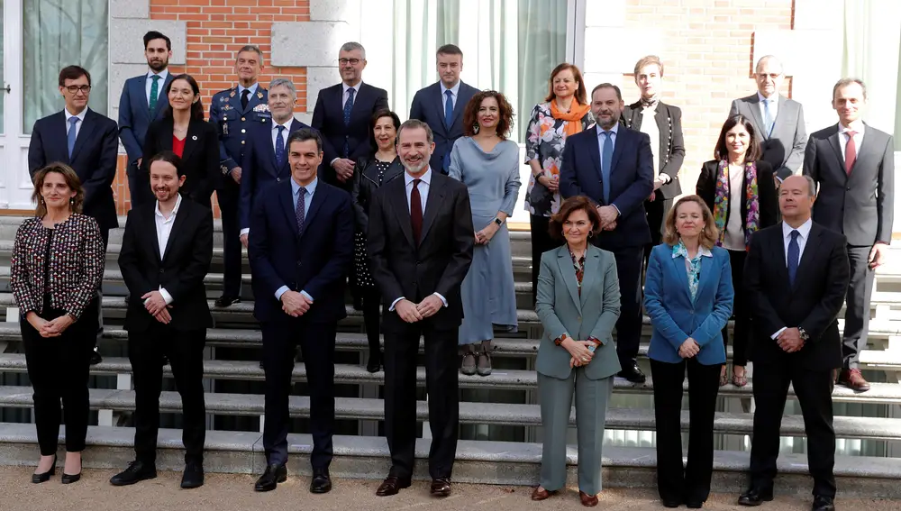 (i-d primera fila) Foto de familia de la vicepresidenta cuarta y ministra para la Transición Ecológica y el Reto Demográfico, Teresa Ribera; el vicepresidente segundo y ministro de Derechos Sociales y Agenda 2030, Pablo Iglesias; el presidente del Gobierno, Pedro Sánchez; el Rey Felipe VI; la vicepresidenta primera y ministra de la Presidencia, Relaciones con las Cortes y Memoria Democrática, Carmen Calvo; la vicepresidenta tercera y ministra de Asuntos Económicos y Transformación Digital, Nadia Calviño; y el ministro de Justicia, Juan Carlos Campo, junto a algunos ministros y altos cargos del Gobierno, posan antes de la primera reunión del Consejo de Seguridad Nacional en el Palacio de la Zarzuela, en Madrid (España) a 04 de marzo de 2020.04 MARZO 2020Pool04/03/2020