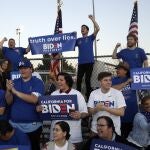 Seguidores de Joe Biden en Los Angeles. (AP Photo/Marcio Jose Sanchez)