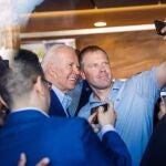 Joe Biden se hace una foto con un seguidor ern Oakland, California04/03/2020 ONLY FOR USE IN SPAIN
