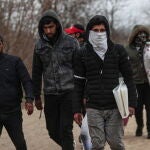 Unos 10.000 inmigrantes, principalmente de Siria, han llegado a las fronteras terrestres de Turquía. con los estados de la UE, Grecia y Bulgaria, con la intención de cruzar a la Unión Europea. En la fotografía, algunos de ellos embozados. EFE / EPA / SEDAT SUNA