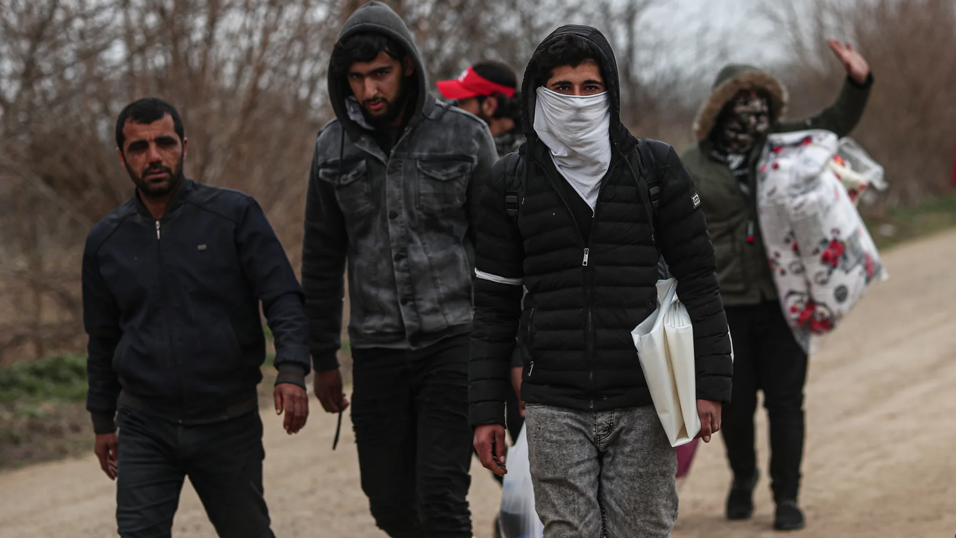 Refugees and migrants gather at the Turkish-Greek land border