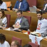 La bancada socialista lució camisetas con la cara de la ex ministra Carmen Alborch para conmemorar el próximo 8 de marzo, día de la mujer