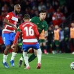 El centrocampista del Athletic Club de Bilbao Yuri Berchiche (d) intenta escaparse del francés Dimitri Foulquier (i) y Víctor Díaz, ambos del Granada CF, durante el partido de vuelta de las semifinales de la Copa del Rey. EFE/Pepe Torres