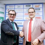 En la imagen, el director de Imagen y Comunicación de Caja Rural de Zamora, Narciso Prieto (I), y el presidente del Balonmano Aula Valladolid, Cayetano Cifuentes (D)