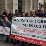 Un grupo de personas se concentró en su día a las puertas del juzgado en apoyo del ex trabajador de UGT-A