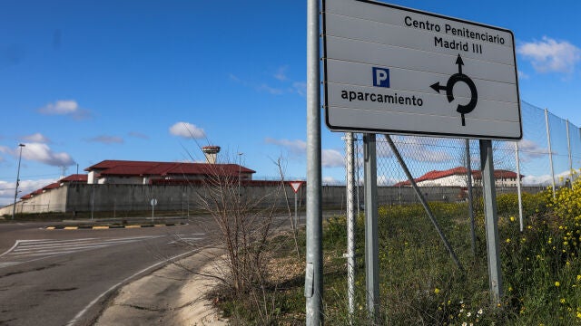 Un cartel indica la dirección a la entrada de la Cárcel de Valdemoro/Centro Penitenciario Madrid III, junto al exterior de la prisión