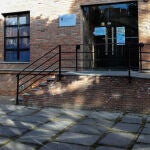 Un hombre pasea cerca de la puerta de entrada al centro de mayores de Valdemoro, clausurado tras el anuncio de que un hombre ha fallecido con coronavirus y al menos 16 usuarios han dado positivo