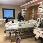 Una mujer junto a su hijo, acogido al proyecto, en La Arrixaca