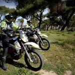 El agente Jorge Piedrahita y el jefe adjunto de la Unidad de Medio Ambiente de la Policía Municipal de Madrid, Eduardo Sanz
