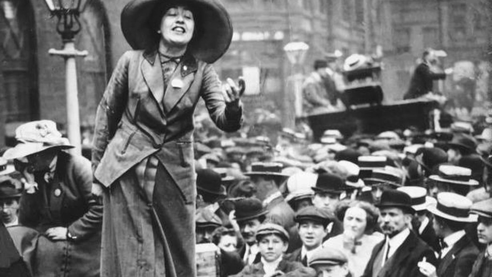 Una sufragista reivindica el derecho a voto de la mujer durante un discurso en la calle