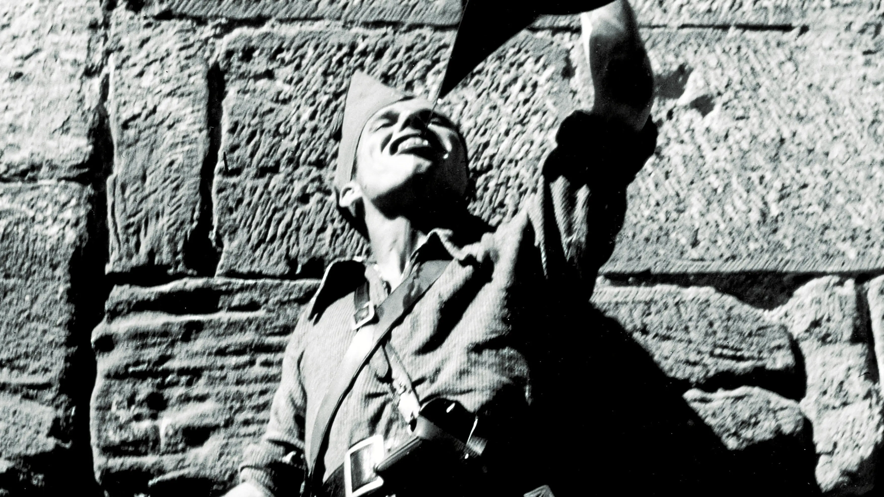 Un miliciano bebiendo de un porrón.