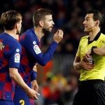 Piqué protesta al árbitro en el partido contra la Real Sociedad