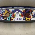 Tres artistas urbanas decoran un tren y la estación de Metro de Sainz de Baranda con motivos feministas