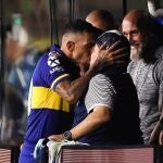 Carlos Tévez besa a Maradona en la boca antes del partido entre Boca Juniors y Gimnasia y Esgrima de la Plata