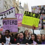 Manifestación del 8-M en Madrid a su paso por la Gran Vía