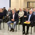 Los acusados Álvaro Pérez "El Bigotes" (i), Francisco Correa (c) y Pablo Crespo (d) al comienzo del juicio por la supuesta contratación irregular de una empresa de Gürtel para actos celebrados por la visita del Papa Benedicto XVI a Valencia en 2006 que se celebra en la Audiencia Nacional