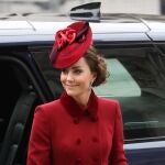 Kate Middleton con un abrigo burdeos.