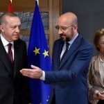 El presidente del Consejo Europeo, Charles Michel (centro), y la presidenta de la Comisión Europea, Ursula von der Leyen, recibieron este lunes en Bruselas al presidente de Turquía, Recep Tayyip Erdogan
