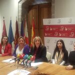 La concejal Paloma del Nogal presenta el espectáculo "Capricho divino" junto a Montserrat Cortés y Ana Isabel Díaz, de Afávila; y los actores y responsables musicales de la comedia, Álvaro Guerrero, Vega Almohalla y Zuriñe Basualdo