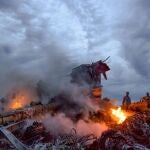 Escombros en el lugar en el que cayó el vuelo 17 de Malaysia Airlines, que mató a 298 personas (AP / Dmitry Lovetsky, Archivo)