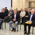 Los acusados Álvaro Pérez "El Bigotes" (i), Francisco Correa (c) y Pablo Crespo (d) al comienzo del juicio por la supuesta contratación irregular de una empresa de Gürtel para actos celebrados por la visita del papa Benedicto XVI