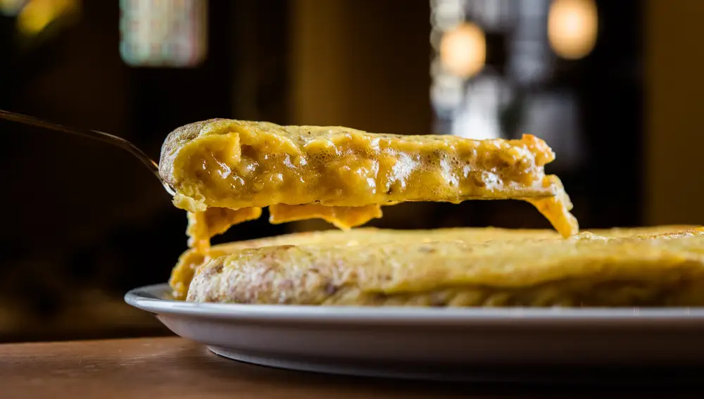Esta es la tortilla de patata que hace Ricardo Romero en Colósimo, una de las más ricas de Madrid