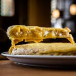 Esta es la tortilla de patata que hace Ricardo Romero en Colósimo, una de las más ricas de Madrid