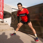 Javier Gomez Noya después de su carrera con un grupo de periodistas