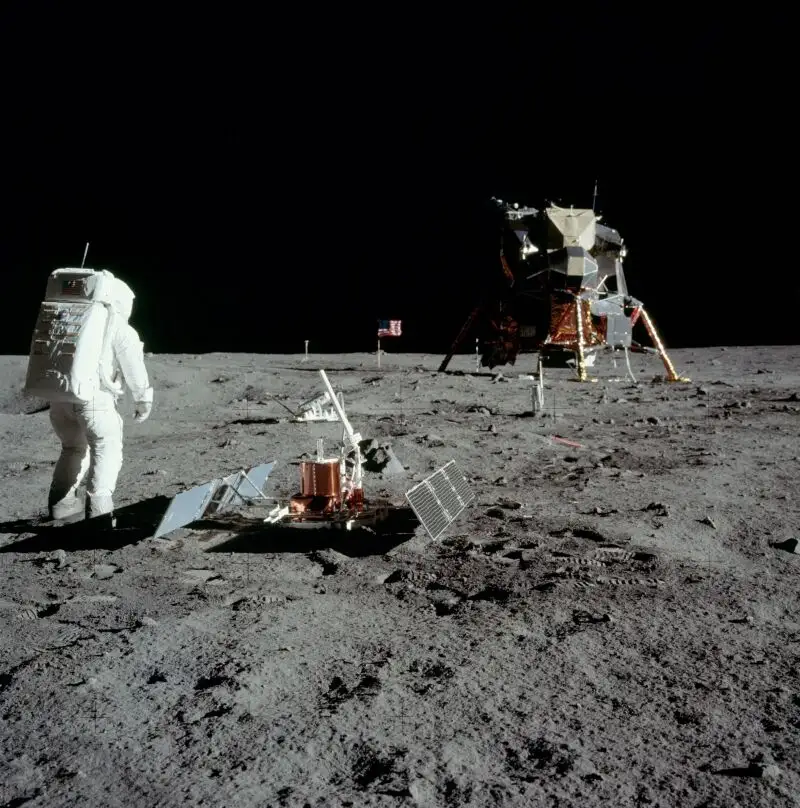 Buzz Aldrin junto al sismómetro que él y Neil Armstrong instalaron en la Luna durante la misión Apolo 11.