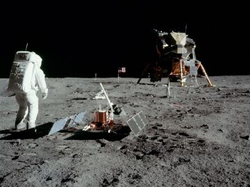 Buzz Aldrin junto al sism&oacute;metro que &eacute;l y Neil Armstrong instalaron en la Luna durante la misi&oacute;n Apolo 11.