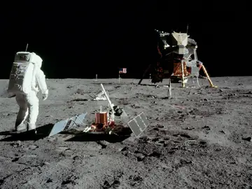 Buzz Aldrin junto al sismómetro que él y Neil Armstrong instalaron en la Luna durante la misión Apolo 11. Buzz Aldrin junto al sismómetro que él y Neil Armstrong instalaron en la Luna durante la misión Apolo 11.