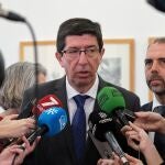 El vicepresidente de la Junta, Juan Marín, atiende a los medios de comunicación