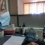AME3306. SAN JOSÉ (COSTA RICA), 10/03/2020.- Varios funcionarios de instituciones públicas usan sus mascarilla y guantes para recibir al público este martes en San José (Costa Rica). El Gobierno de Costa Rica amplió la orden de cancelar los eventos masivos como conciertos, deportes, funciones en teatros, etc. También se cerraron 3 colegios, con el fin de reducir el riesgo de contagio del nuevo coronavirus COVID-19, por el que hay 13 casos confirmados en el país y la cifras de personas sospechosas de ser contagiadas subió a 179. EFE/Jeffrey Arguedas