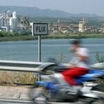 Vista de la fábrica que Ercros tiene en el municipio tarragonés de Flix y que empleaba mercurio, igual que la que tenía en Palos de la Frontera
