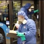 Operarios de la EMT desinfectando autobuses