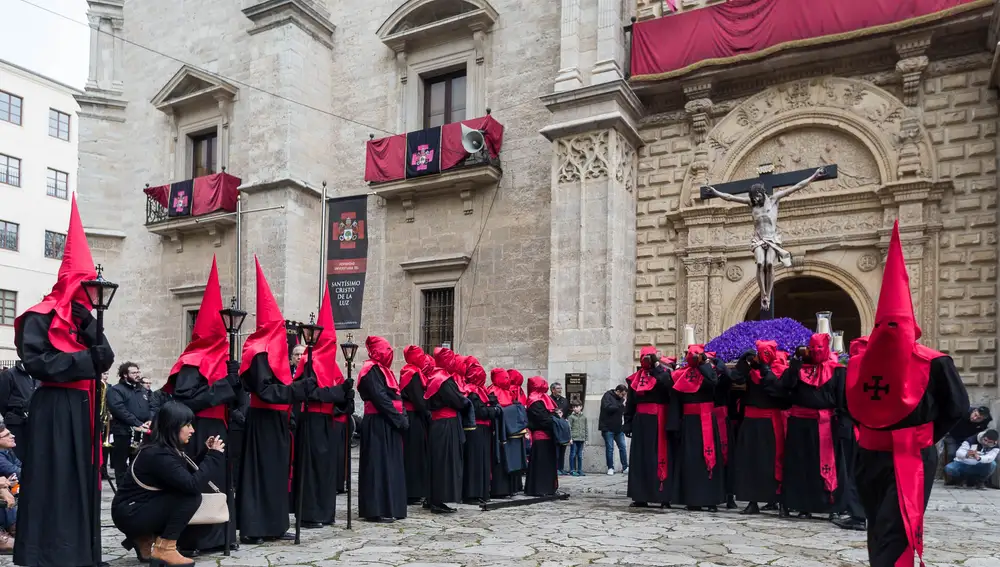 Momento en que la Procesión del Santísimo Cristo de la Luz de la Semana Santa de Valladolid, organizada por la Hermandad Universitaria del Santísimo Cristo de la Luz, sale del Palacio de Santa Cruz