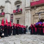 Momento en que la Procesión del Santísimo Cristo de la Luz de la Semana Santa de Valladolid, organizada por la Hermandad Universitaria del Santísimo Cristo de la Luz, sale del Palacio de Santa Cruz
