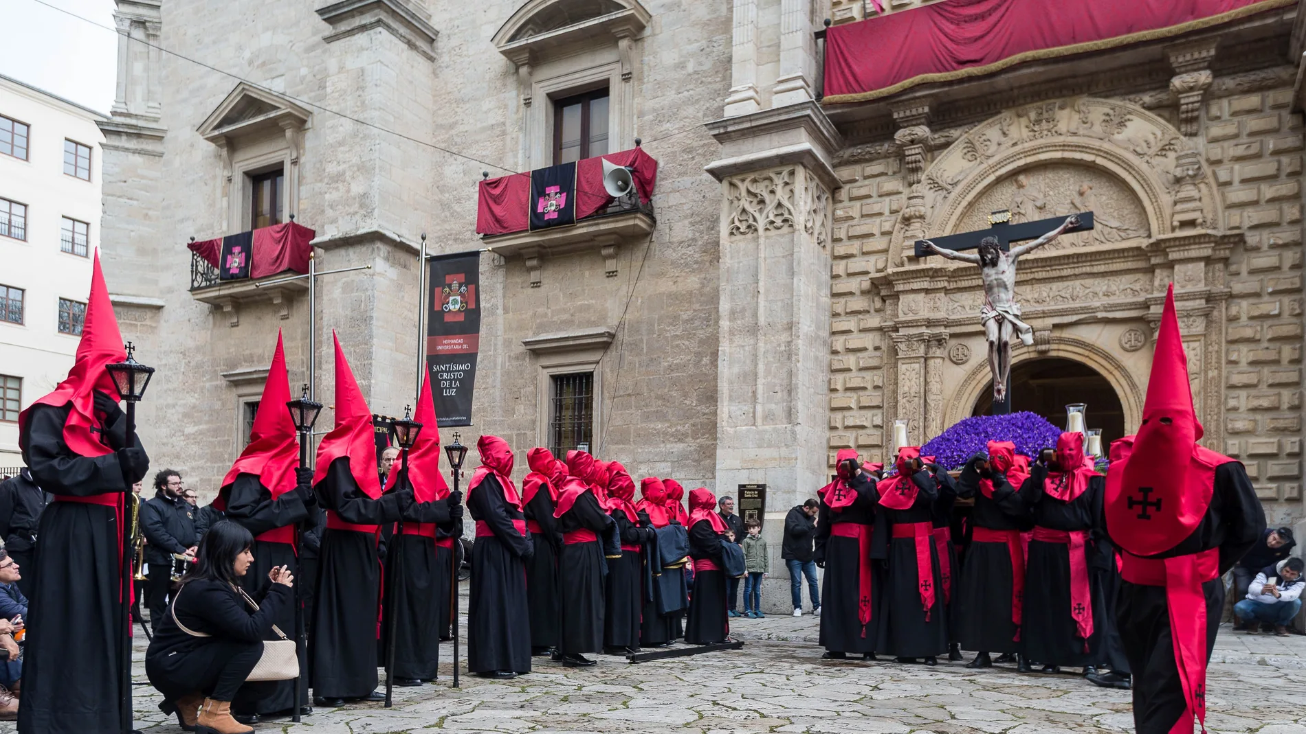 Momento en que la Procesión del Santísimo Cristo de la Luz de la Semana Santa de Valladolid, organizada por la Hermandad Universitaria del Santísimo Cristo de la Luz, sale del Palacio de Santa Cruz
