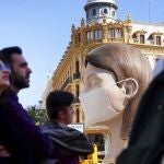 Uno de los ninots de las Fallas de Valencia colocado en la plaza del ayuntamiento de la capital autonómica