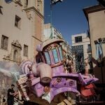 Un operario trabaja en el desmontaje de la falla de El Pilar, tras el aplazamiento "sine die" de las Fallas a causa de la epidemia del coronavirus, con la incógnita principal de quién asumirá los enormes costes que acarreará el desmontaje de los monumentos ya plantados y la suspensión de cientos de actos festivo. EFE/Biel Aliño