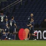 Neymar celebra con sus compañeros el primer gol del PSG