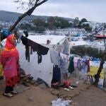 Varios migrantes en el saturado campo de refugiados de Moria, en Grecia
