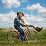 En las relaciones que llevan varios años conviviendo juntos, la conversación se ha ido limitando y resulta poco estimulante. Compartir una afición favorece y estimula la conversación con la pareja.