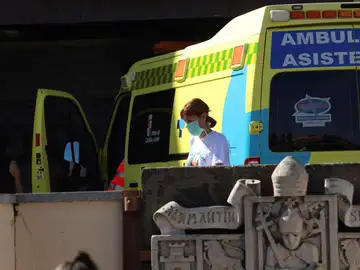 Una mujer con mascarilla pasa por delante del Hospital Clínico de Salamanca, donde ha fallecido una persona en las últimas horas por Covid-19 Castilla y León alcanza los 71 casos de coronavirus tras sumar 14 más