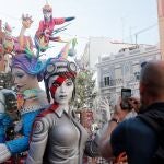 El mundo fallero intenta asimilar el aplazamiento "sine die" de las Fallas a causa de la epidemia del coronavirus, con la incógnita principal de quién asumirá los enormes costes que acarreará el desmontaje de los monumentos ya plantados y la suspensión de cientos de actos festivos. En la imagen una persona toma una imagen de una de las fallas más grandes prácticamente montadas.