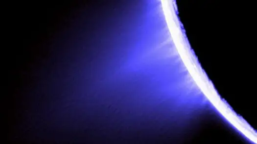 Imagen de la sonda Cassini donde muestra las eyecciones desde el polo sur de Enceladus (NASA).