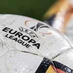 El balón oficial de la Liga Europa no rueda en Sevilla ni en Milán