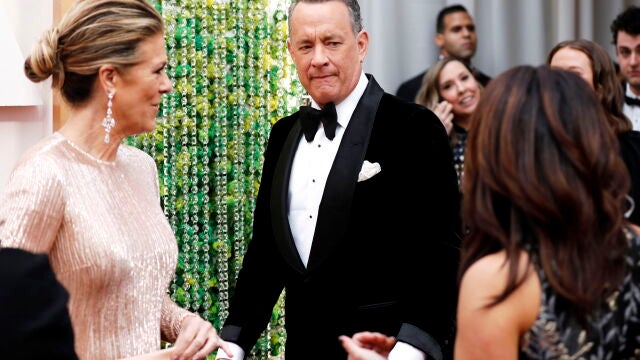 Hollywood (United States), 09/02/2020.- (FILE) Tom Hanks (C) arrives for the 92nd annual Academy Awards ceremony at the Dolby Theatre in Hollywood, California, USA, 09 February 2020 (reissued 12 March 2020). According to media reports, Tom Hanks and his wife Rita Wilson have tested positive for the new coronavirus in Australia. (Estados Unidos) EFE/EPA/DAVID SWANSON